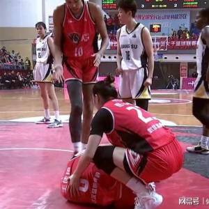 世界杯下载入口-赛场流氓！WCBA惊现外援阿利恩垫脚致盛帆女篮核心王佳琦赛季报销