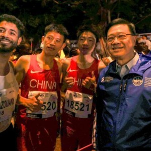 世界杯app下载-郭晶晶霍启刚亮相香港马拉松赛，李家超：推动体育盛事化发展