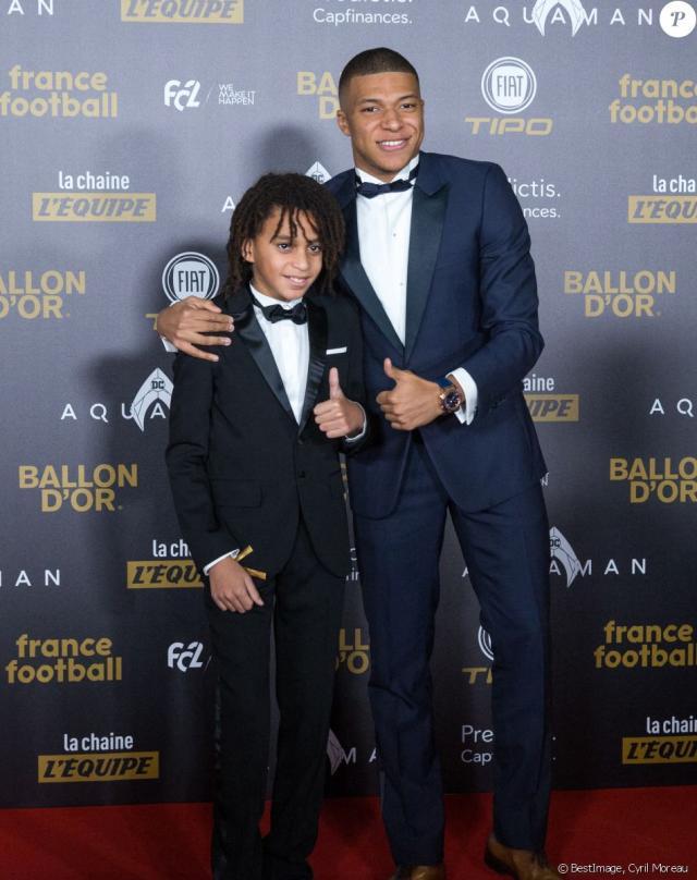 6710398-kylian-mbappe-et-son-frere-ethan-tapis-950x1200-3.jpg